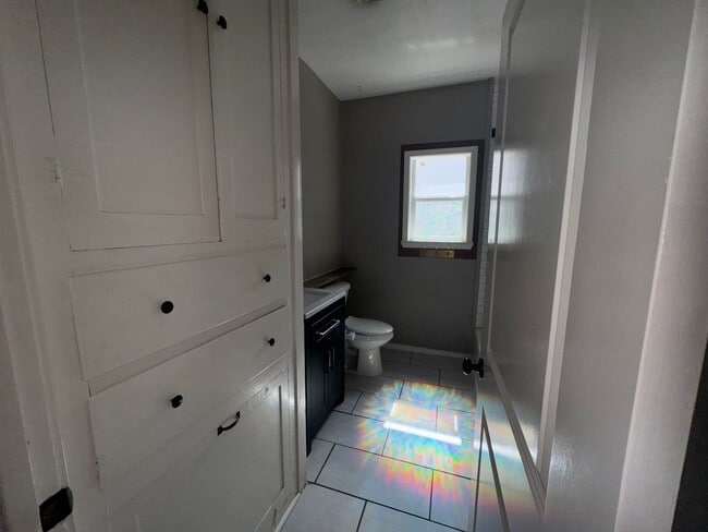 Building Photo - Lovely 3 Bedroom, 2 Bath Bungalow in the H...