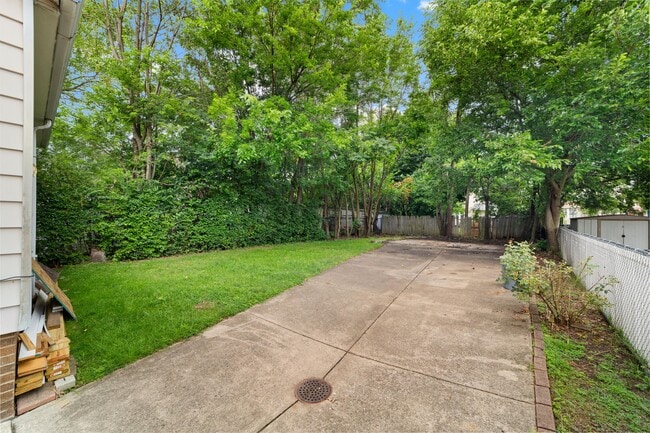 Building Photo - 11100 Thrush Ave