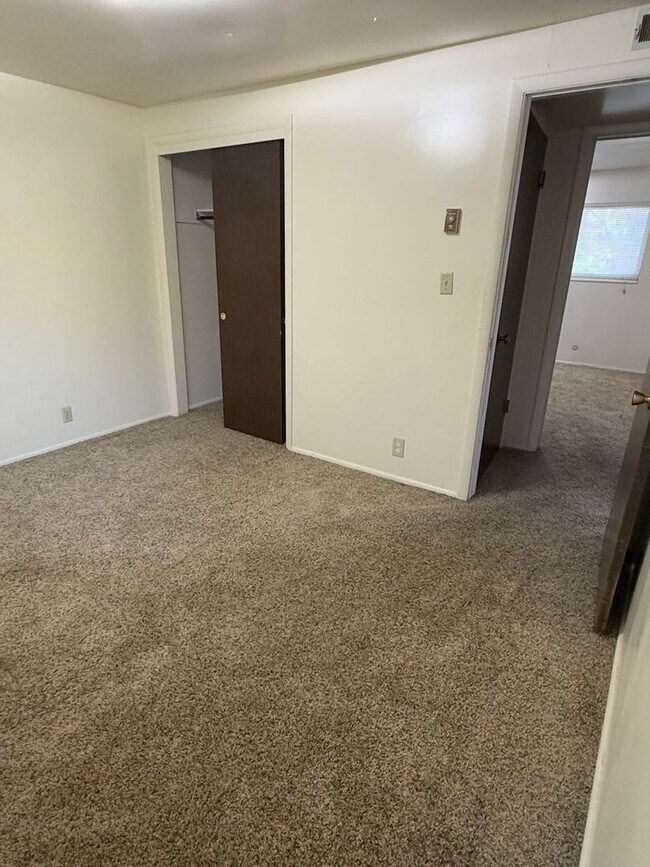 Building Photo - 2 Bed 1 Bath Orem Apartment by Orem Library AVAILABLE NOW! JUNE RENT FREE