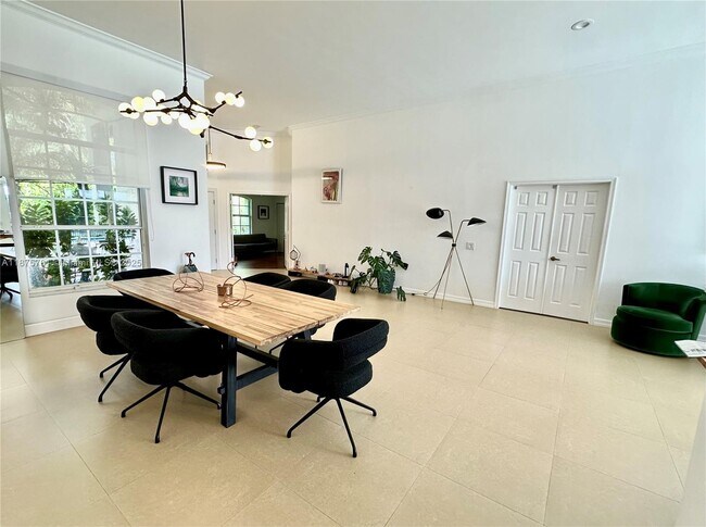 Building Photo - 656 Verona Pl