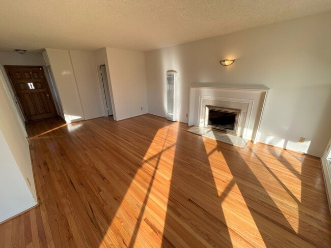 Building Photo - Central Ventura Home with Large Yard!