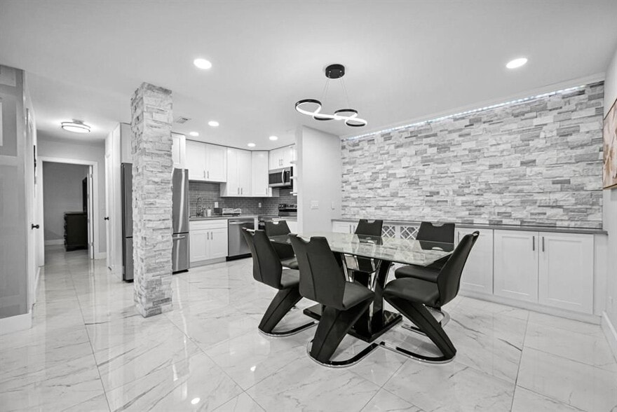 Building Photo - 6279 Bay Club Dr