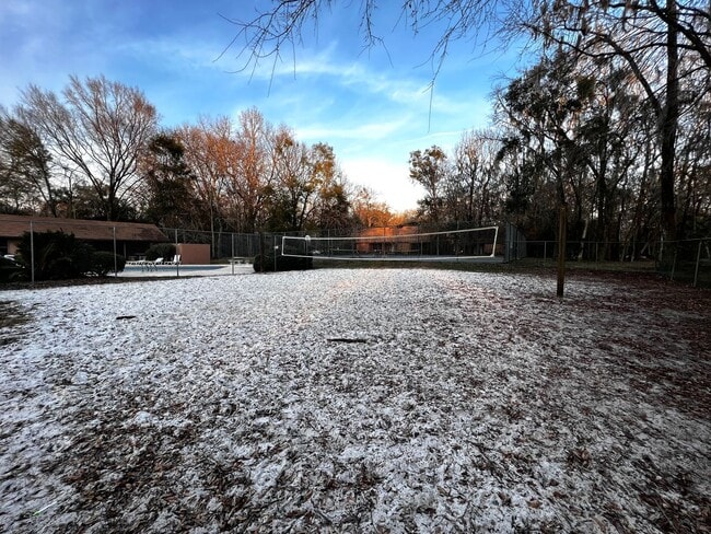 Building Photo - Updated 3 Bedroom, 3 Bathroom Townhome in ...