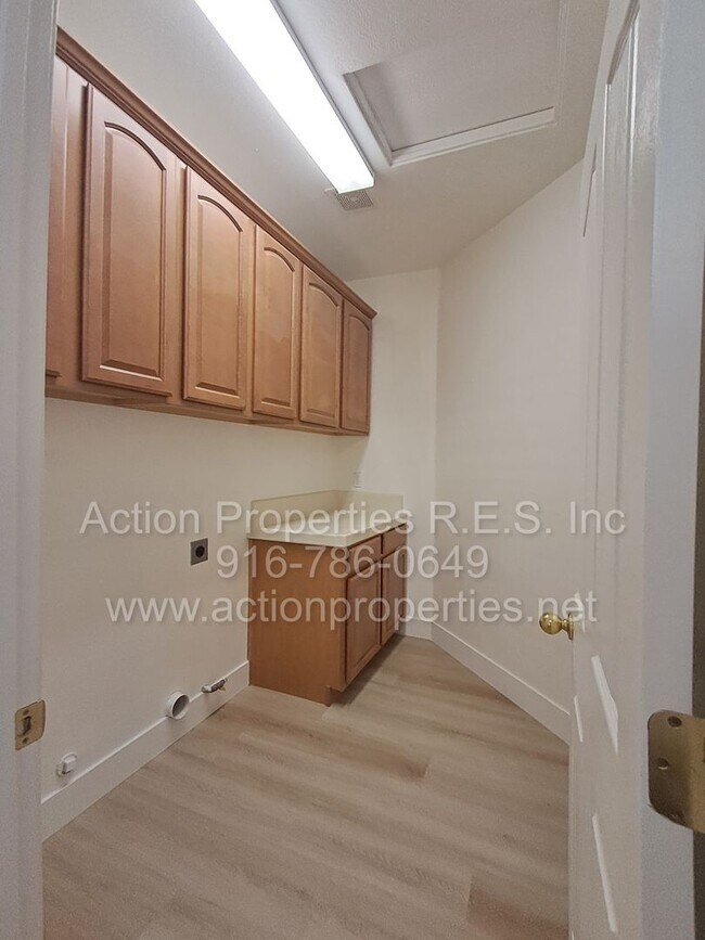 Building Photo - Action Properties R.E.S. Inc. Offering Beautiful Highland Park Single Story 3 Car, 4 Bedroom, Gar...