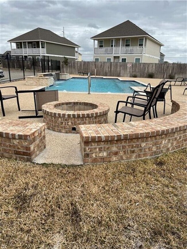 Building Photo - 2498 Horse Shoe Dr