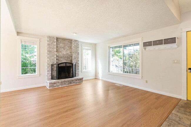 Building Photo - Comfortable 4-bdrm/2.5-bath home in Hillsb...