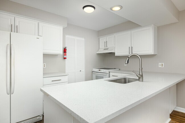 Building Photo - 893 Cliffs Dr