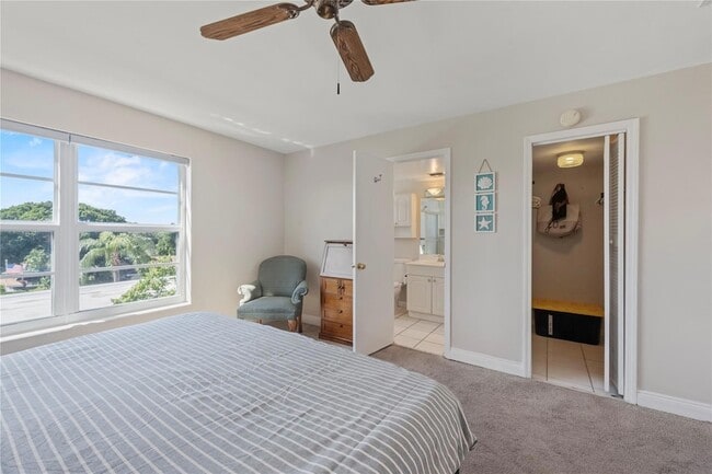 Building Photo - 2860 NE 14th St