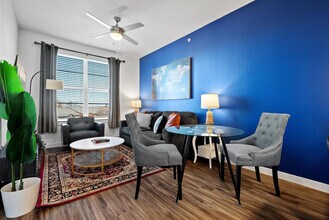 Building Photo - 2425 E Riverside Dr