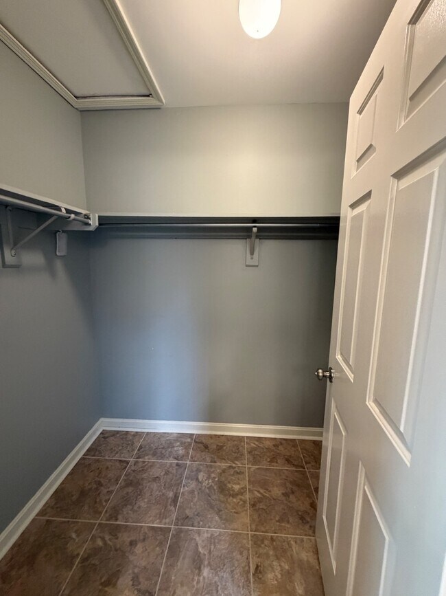 Building Photo - 525 Vineleaf Dr