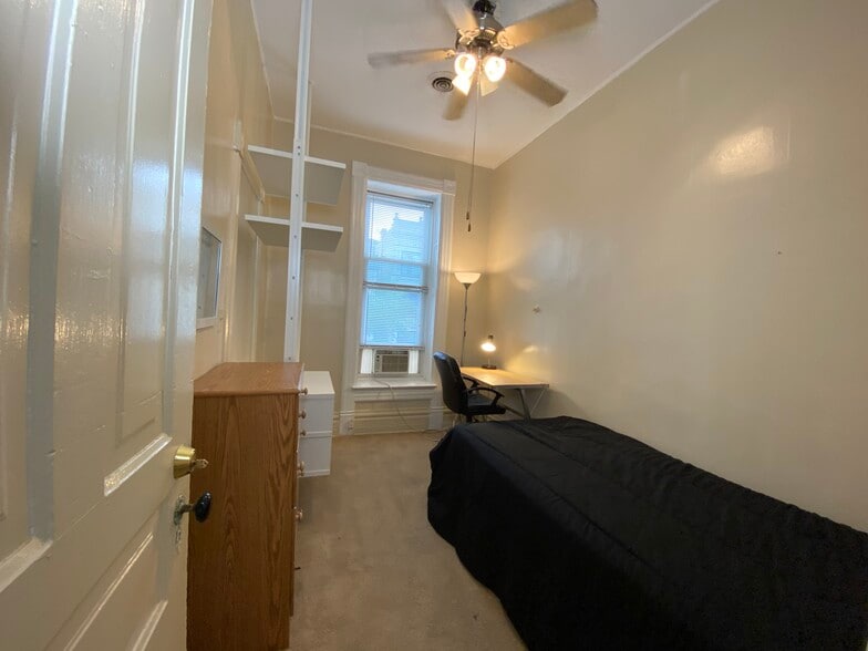 FL2 - Small Front Bedroom - 915 S Loomis St