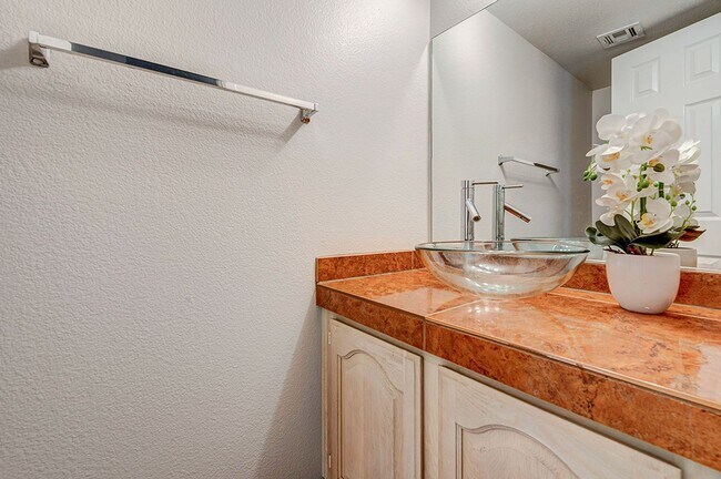 Building Photo - Gorgeous 2 Bedroom home in Desert Shores Racquet Club!