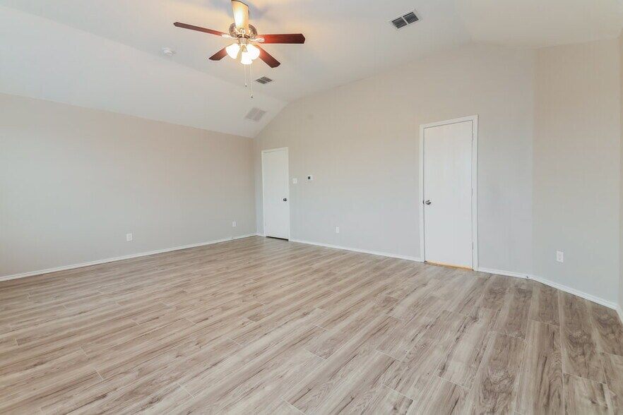 Building Photo - 2026 Gardenia Dr