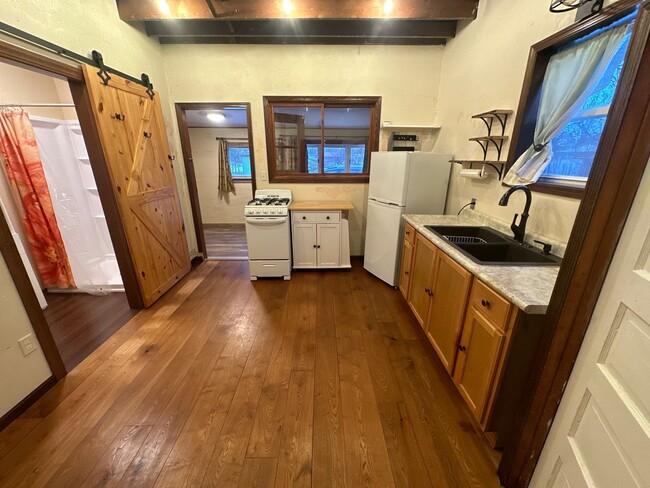 Building Photo - 2 Bedroom/ 1 Bath Home