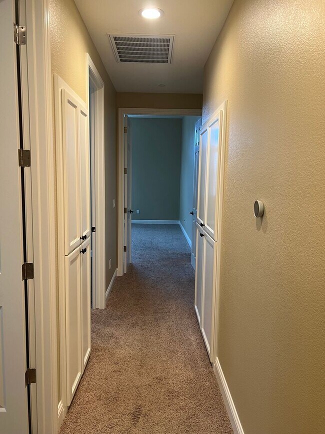 Building Photo - Beautiful Family Home