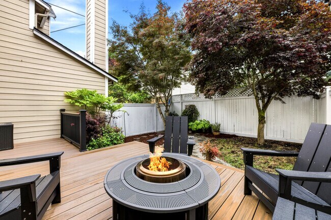 Building Photo - For Lease $2950/Month: Beautifully updated 2/Bdrm Townhome with large Bonus Room