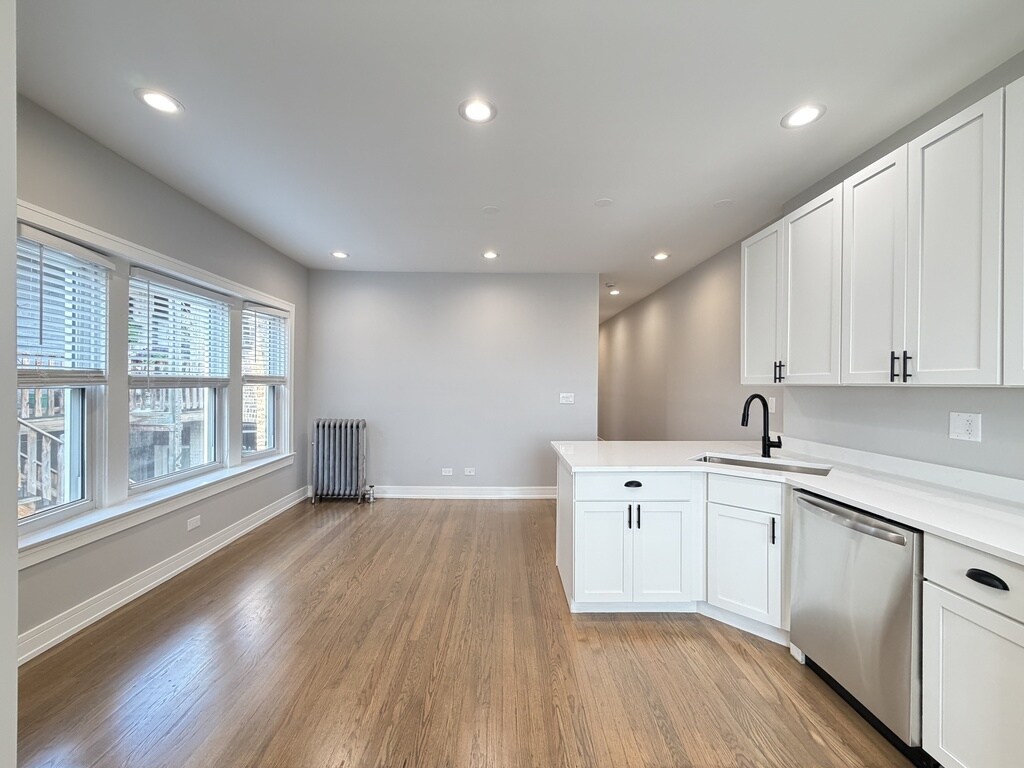Building Photo - 5454 N Paulina St