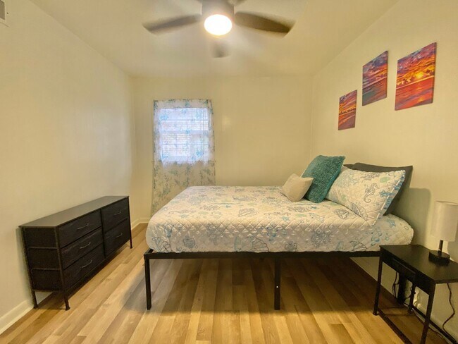 Building Photo - Newly remodeled 3 bed 2 bath now available (furniture incl.)