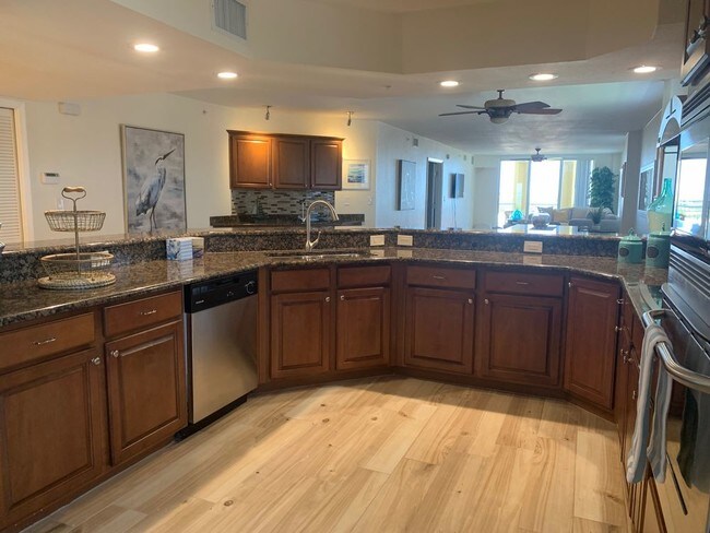 Building Photo - Luxury furnished intercoastal condo