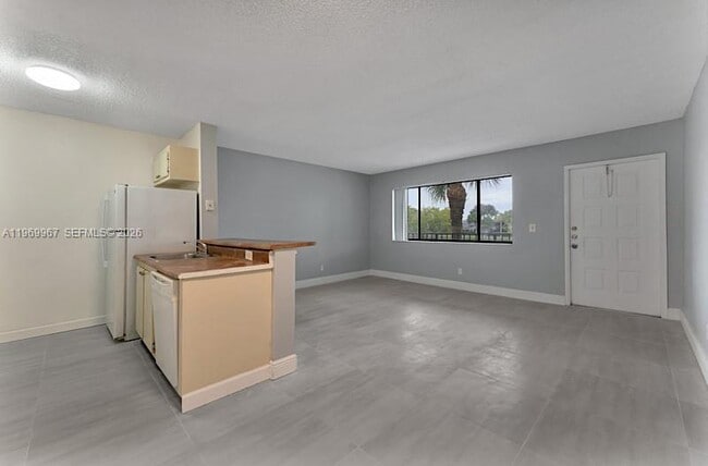 Building Photo - 1430 Meadows Cir W