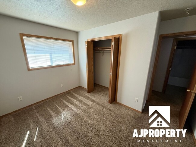 Building Photo - 409 Cottonwood Dr
