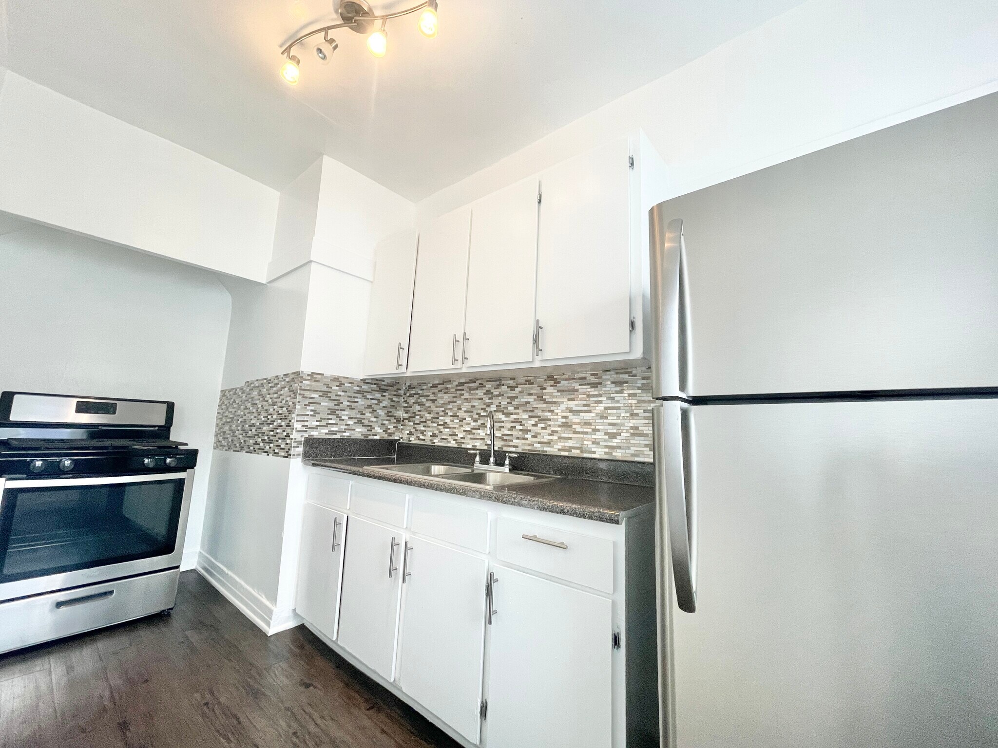 Building Photo - 913 Grattan St