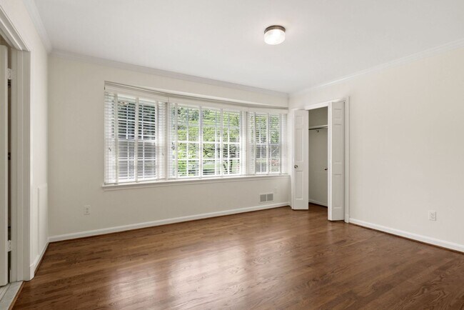 Building Photo - 3 Bed 3 Bath - Potomac Falls Rambler - 2 Car Garage