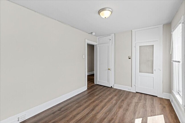 Building Photo - 204 N Broadway