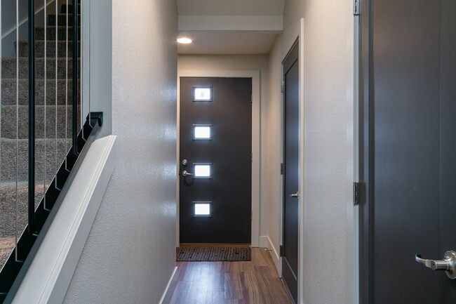 Building Photo - LUXURY TOWNHOME HOME - West Side!