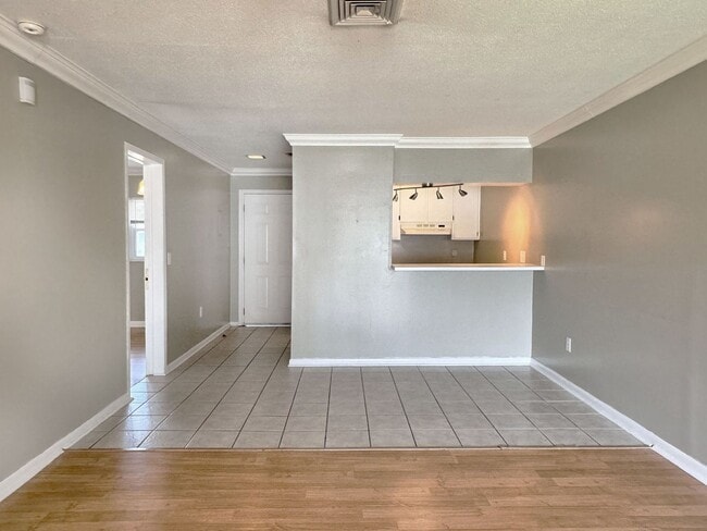 Building Photo - Delightful Two-Bedroom Condo in Winter Haven