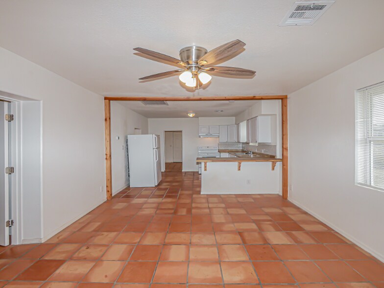 Building Photo - 33 E 400 S