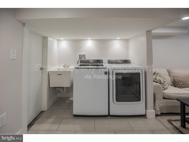 Building Photo - 533 Manton St