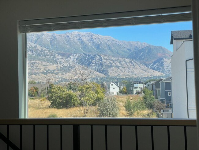 Building Photo - Beautiful Townhome 4 bd & 3.5 bath in American Fork