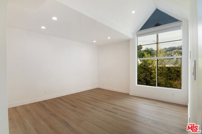 Building Photo - 824 Westmount Dr