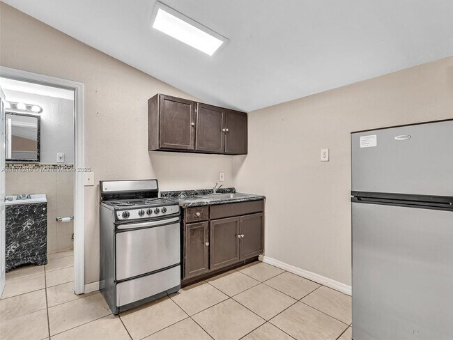 Building Photo - 365 NE 171st Terrace