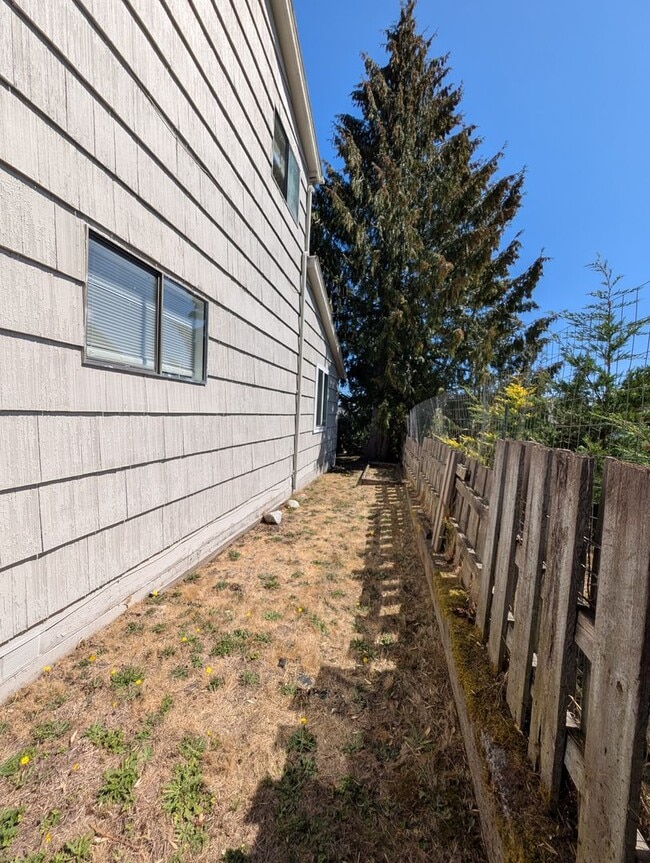 Building Photo - Well Kept Port Orchard Charmer with Stella...