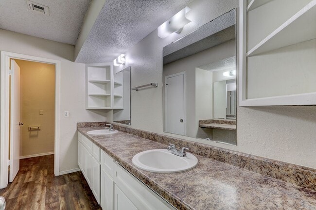 Building Photo - 3 bed 1.5 bath duplex in Midwest City