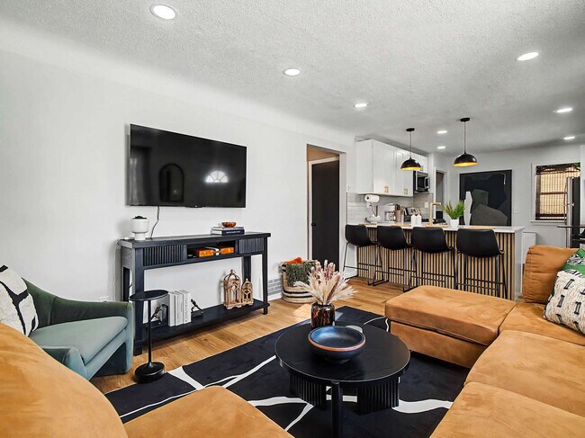 Building Photo - 5252 W 45th St