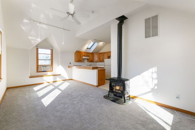 Building Photo - 1 Bed, 1 Bath Studio *All Utilities Included*