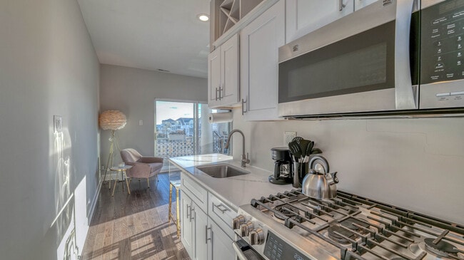 Building Photo - 25 S Surrey Ave