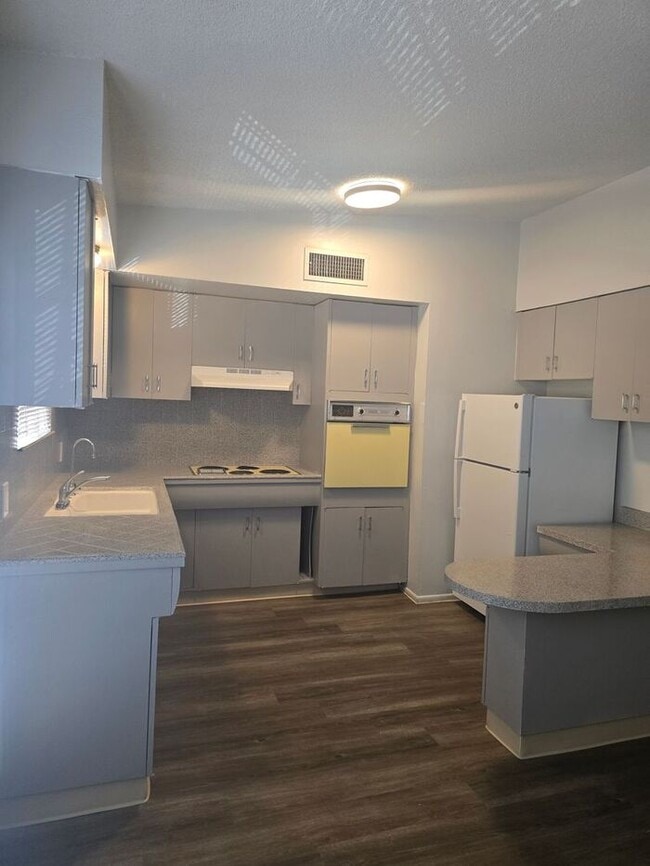 Building Photo - Large 2 bedroom Central location with AC!!