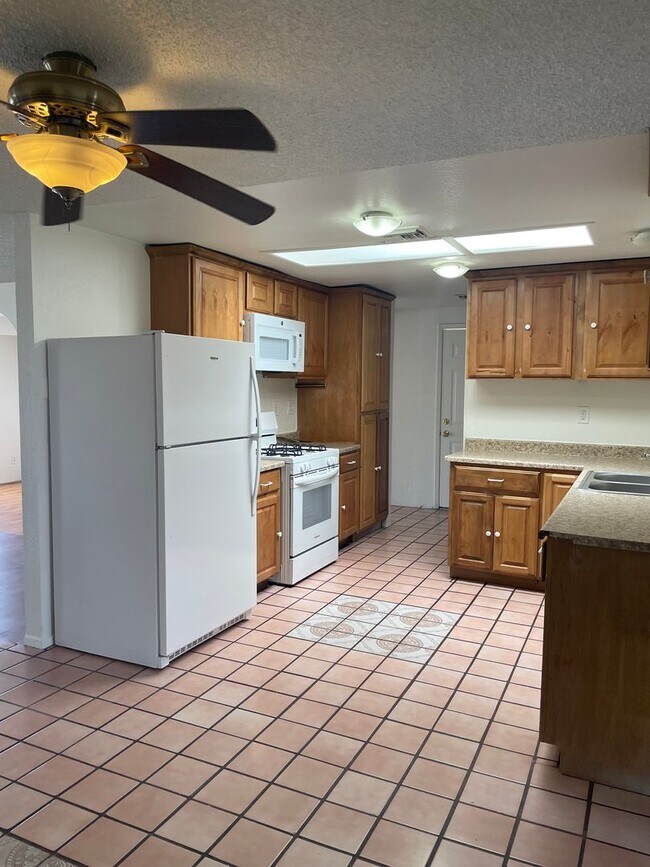 Building Photo - Lovely 4 Bedroom 2 Bath Home on Southwest ...