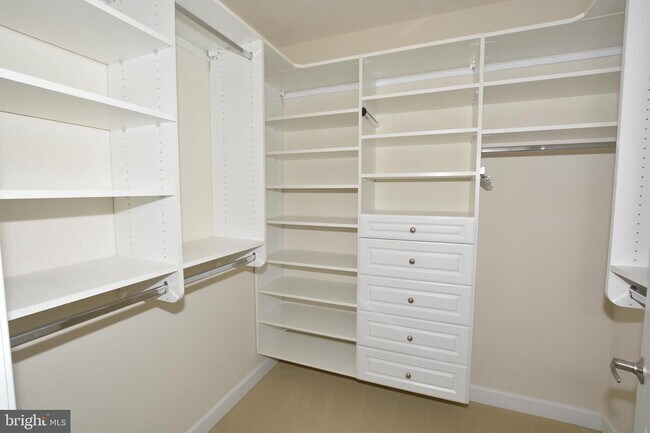 Building Photo - 5750 Bou Ave