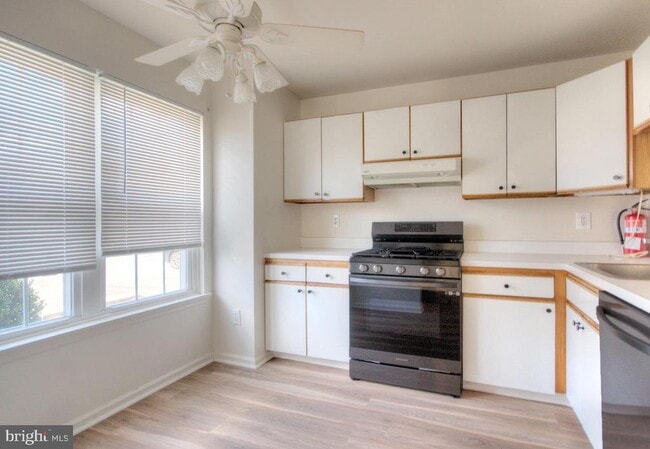 Building Photo - 1301 Hawthorne Ct