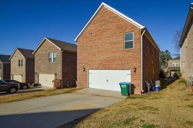 Building Photo - Like New All Brick Home in Mint Hill!