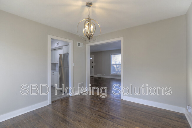 Building Photo - 643 E Meyer Blvd