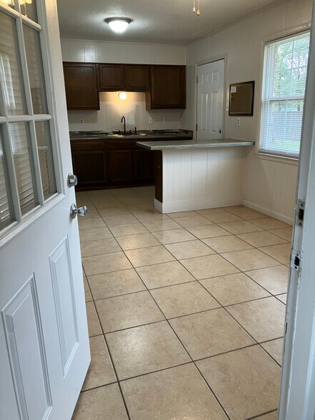 Building Photo - 16313 Lamont Rd