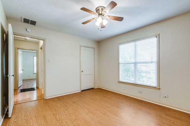 Building Photo - 2-BEDROOM HOME IN WILSHIRE VILLAGE