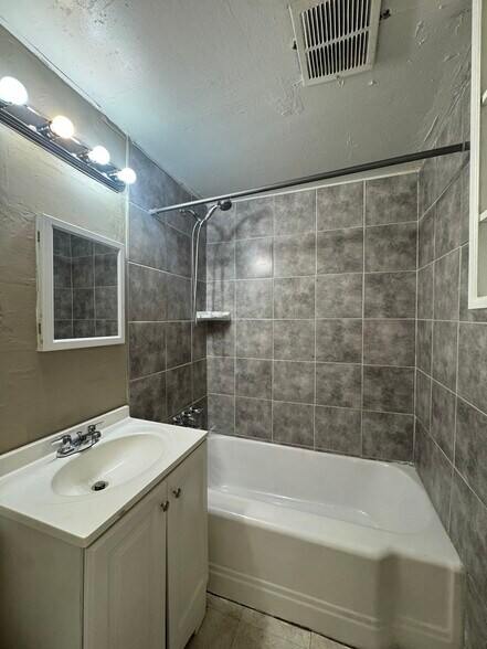 Building Photo - 2517 SW 42nd St