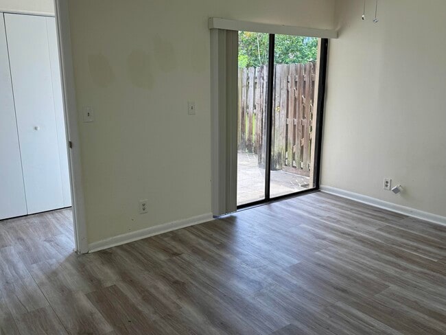 Building Photo - 1301 Waterview Cir